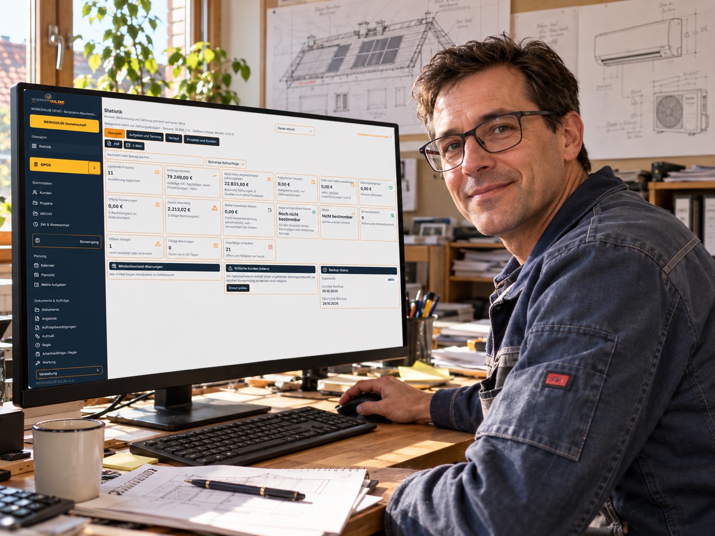Handwerksmeister am PC mit WERKSGILDE im Meisterbüro